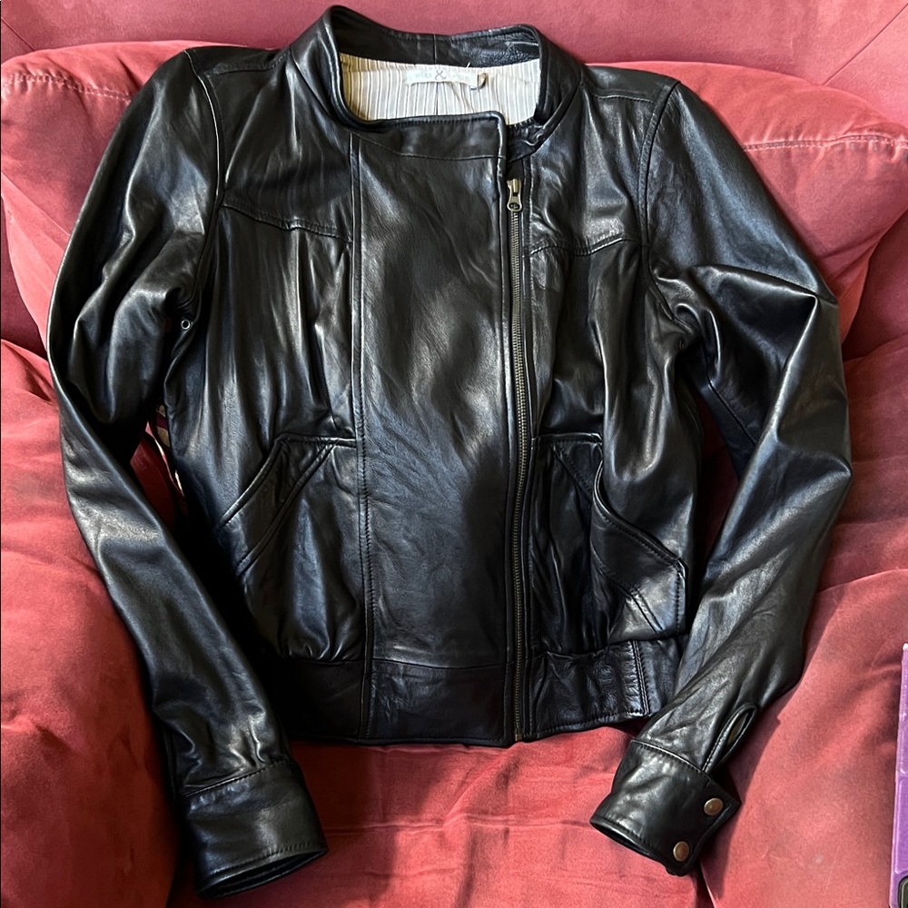 Buttery soft! Mike & Chris Women's Black Leather Bomber Jacket